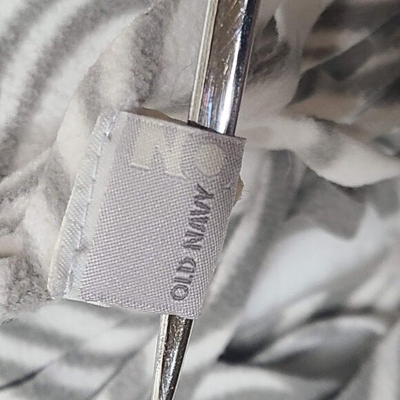 Old Navy Gray and White Fleece Scarf With Feather Pattern - Picture 5 of 8